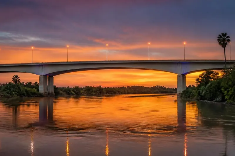 Ilustración: puente internacional sobre el río Bravo al atardecer